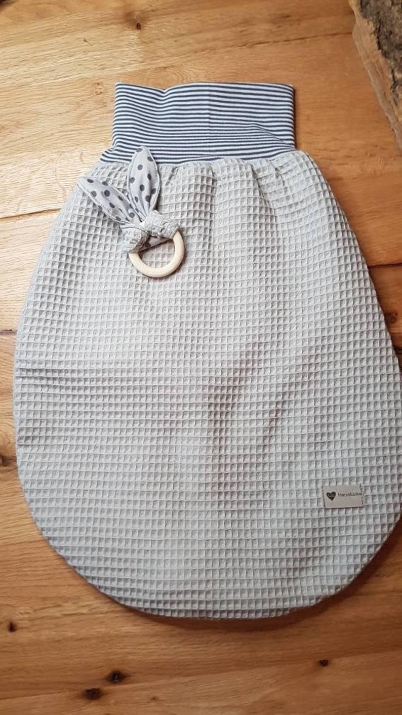 Kuscheliger Schlafsack aus hellgrauem Waffelpique für Babys