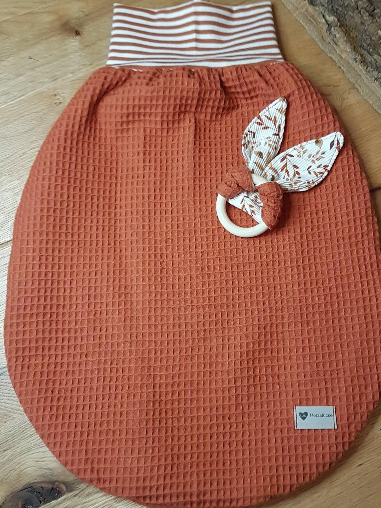 Handgemachter Baby Pucksack Schlafsack in Rost aus Waffelpique