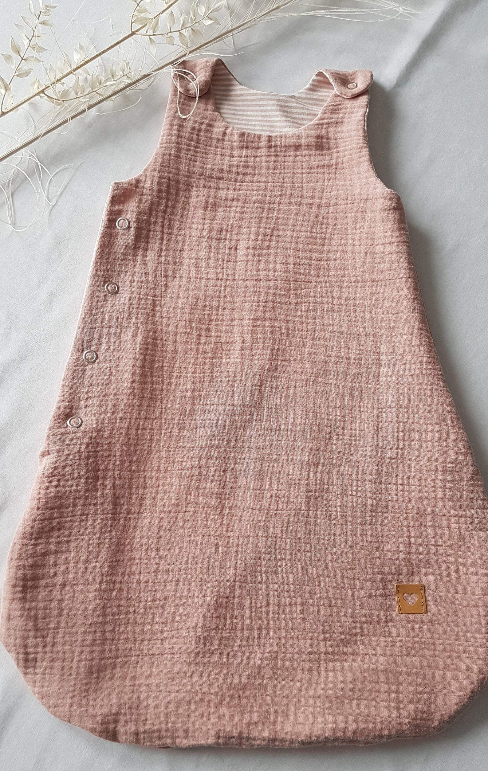 Handgemachter Baby Sommersack aus Musselin in Altrosa für warme Nächte