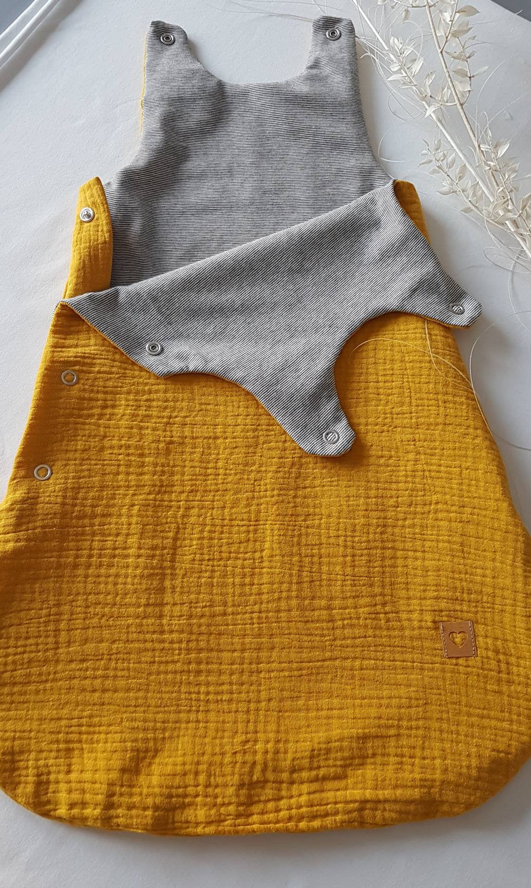 Baby Sommerschlafsack aus Musselin in Gelb, leicht und atmungsaktiv