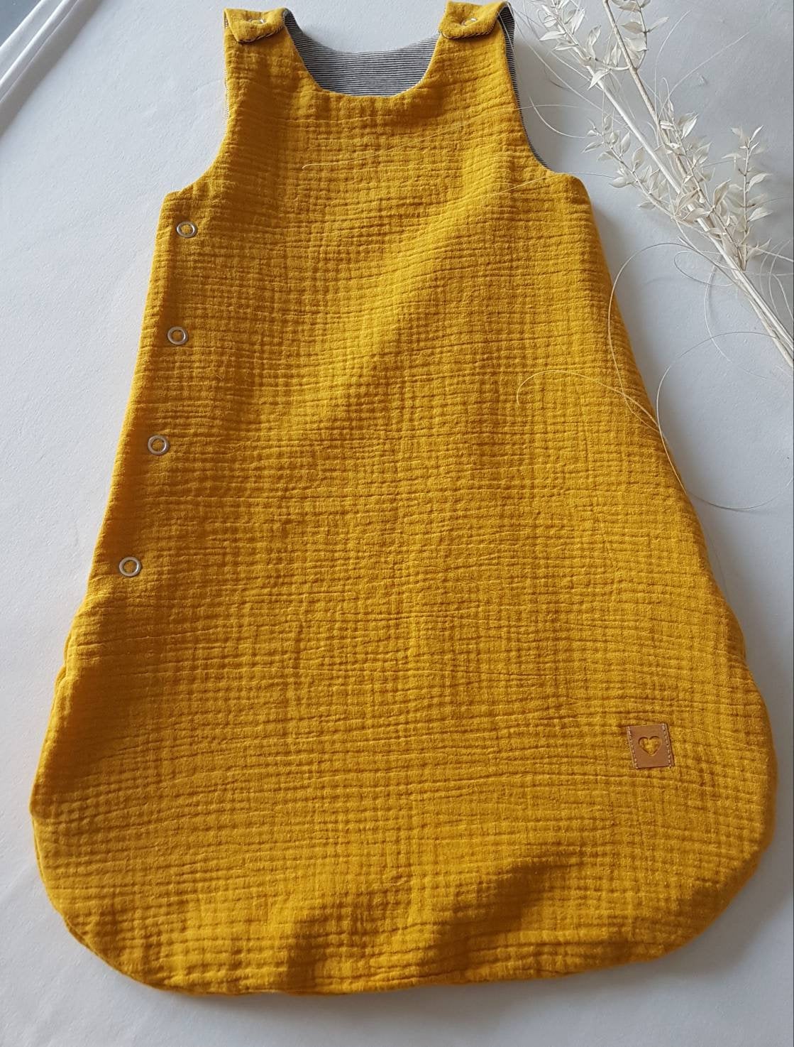Baby Sommerschlafsack aus Musselin in Gelb, leicht und atmungsaktiv