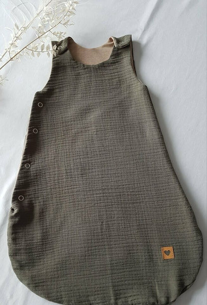 Baby Sommerschlafsack aus Musselin in Kaki, leicht und atmungsaktiv
